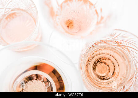 Sekt rose Wein in verschiedene Gläser auf weißem Hintergrund Stockfoto