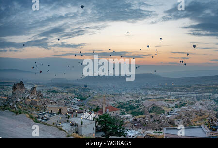 Besuch der Höhlen und Luftballons in Kappadokien, Türkei Stockfoto