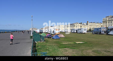 Brighton, UK. 1. September 2019. Ein Lager von Reisenden auf Hove Rasen in Brighton mit über 50 Fahrzeugen an der Strandpromenade geparkt angekommen. Das Camp hat am Wochenende angekommen und ist, wo eine Gruppe von Obdachlosen auch in Zelten. Foto: Simon Dack/Alamy leben Nachrichten Stockfoto