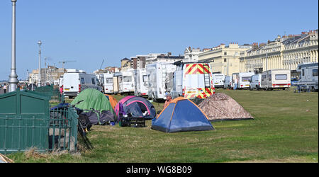 Brighton, UK. 1. September 2019. Ein Lager von Reisenden auf Hove Rasen in Brighton mit über 50 Fahrzeugen an der Strandpromenade geparkt angekommen. Das Camp hat am Wochenende angekommen und ist, wo eine Gruppe von Obdachlosen auch in Zelten. Foto: Simon Dack/Alamy leben Nachrichten Stockfoto