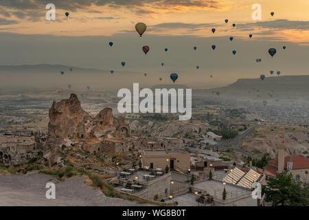 Besuch der Höhlen und Luftballons in Kappadokien, Türkei Stockfoto