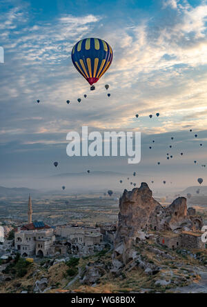 Besuch der Höhlen und Luftballons in Kappadokien, Türkei Stockfoto