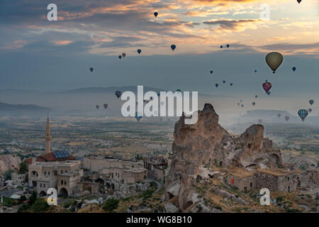 Besuch der Höhlen und Luftballons in Kappadokien, Türkei Stockfoto