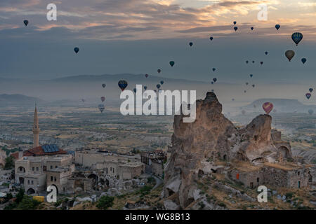 Besuch der Höhlen und Luftballons in Kappadokien, Türkei Stockfoto