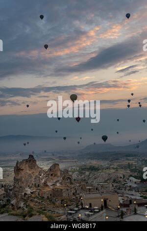 Besuch der Höhlen und Luftballons in Kappadokien, Türkei Stockfoto