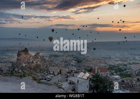 Besuch der Höhlen und Luftballons in Kappadokien, Türkei Stockfoto