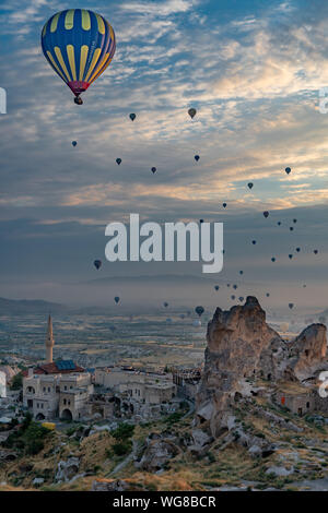 Besuch der Höhlen und Luftballons in Kappadokien, Türkei Stockfoto