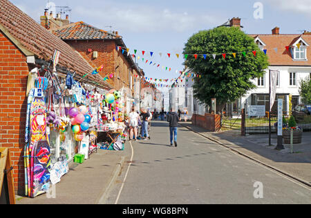 Ein Blick auf Staithe Straße im Sommer, die zum Hafen in der nördlichen Norfolk Stadt Wells-next-the-Sea, Norfolk, England, Vereinigtes Königreich, Europa. Stockfoto