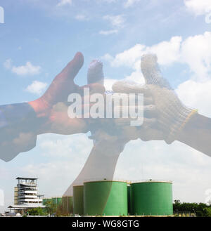 Doppelbelichtung Daumen hoch mit werkseitig Landschaft Hintergrund. das team arbeit Daumen hoch nach dem Erfolg im Projekt, das Pflanzenöl Verarbeitung pla Stockfoto