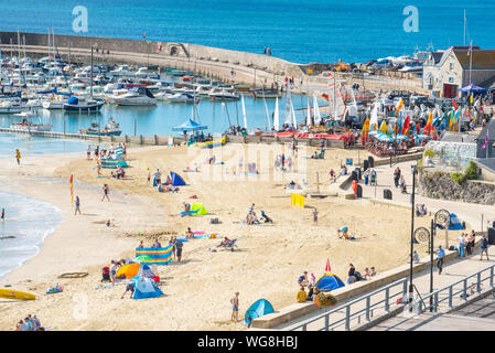 Lyme Regis, Dorset, Großbritannien. 1. September 2019. UK Wetter: Ein schöner sonniger Start in September in den Badeort Lyme Regis am ersten Tag der meteorologische Herbst. Die Leute machen das beste aus der kurzen Rückkehr des sonnigen und warmen Wetter am letzten Tag der Sommerferien. Wetter conidtions sind später im Monat prognostiziert. Credit: Celia McMahon/Alamy leben Nachrichten Stockfoto