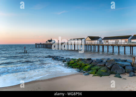 Dawn an Soutwold Pier an der Küste von Suffolk Stockfoto