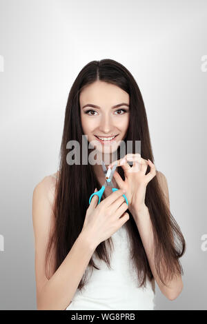 Gesunde junge Frau weigert Zigarette aus der Packung nehmen. Portrait von schönen Frauen mit Stop-Schild mit der Hand zu Zigaretten. Quit Smoking Konzept Stockfoto