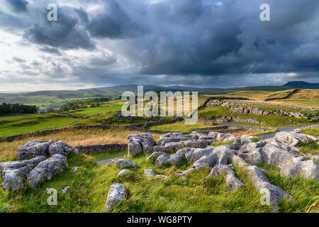 Die atemberaubende Landschaft und dramatischen Himmel am Winskill Stainforth mit Steinen in den Yorkshire Dales Stockfoto