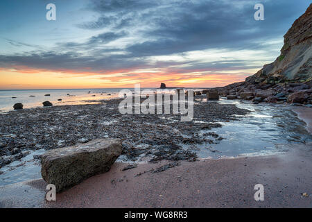 Sonnenaufgang über Saltwick Bay an der Nordküste von Yorkshire Stockfoto