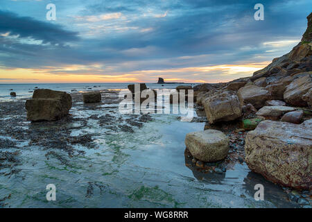 Die felsige Küstenlinie von Saltwick Bucht an der Küste von North Yorkshire Stockfoto