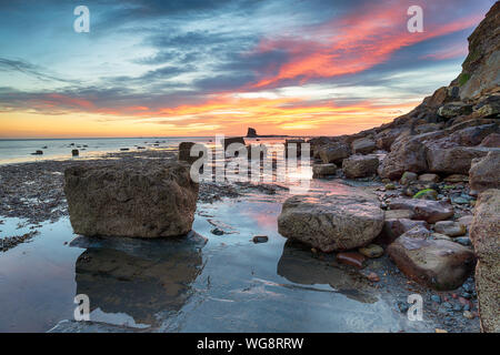 Atemberaubenden Sonnenaufgang über Saltwick Bay in der Nähe von Whitby an der Nordküste von Yorkshire Stockfoto