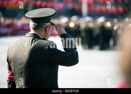Izmir, Türkei - 29 Oktober, 2019: Commander in formalen Uniform begrüßt von der Rückseite anzuzeigen. Stockfoto