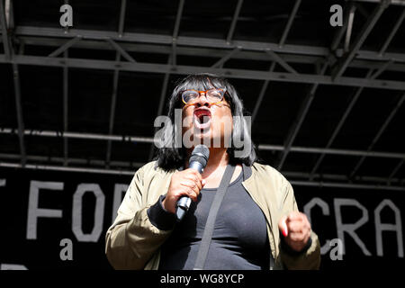 Whitehall, London, Großbritannien, 31. Aug 2019 - Diane Abbott, Schatten Home Secretary Rede auf der Kundgebung in Whitehall. Tausende Demonstranten trat der Stopp der Putsch, verteidigen DemocracyÕ Protest außerhalb der Downing Street in Central London. Credit: Dinendra Haria/Alamy leben Nachrichten Stockfoto