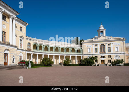 ST. PETERSBURG, Russland - 6. AUGUST 2019: Pavlovsk Palace ist ein aus dem 18. Jahrhundert Russische kaiserliche Residenz des Ordens von Katharina der Großen für h gebaut Stockfoto