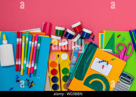 Overhead shot von Schulmaterial auf rosa Hintergrund Stockfoto