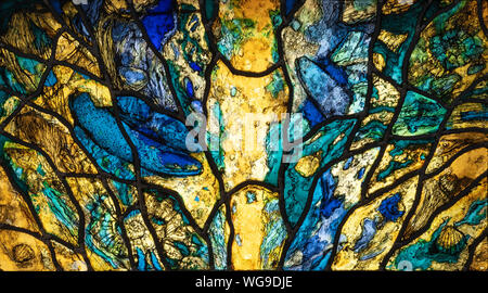 Conger Aale aus unter Steinen in Panel 2 der Nord Ost Fenster von Thomas Denny (2000), Emmanuel Kirche, Bridlington, Großbritannien Stockfoto