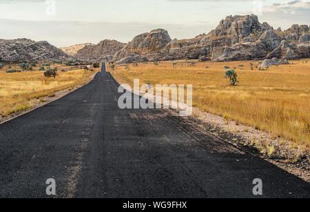 Route Nationale 7 RN7 vor Felsformationen, Isalo Nationalpark, Madagaskar Stockfoto