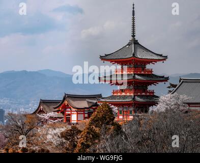 Pagode und Zuigudo Halle der Kiyomizu-dera Tempel, buddhistische Tempel Komplex, Kyoto, Kyoto, Japan Stockfoto