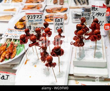 Tintenfisch am Spieß, Verkauf von Fisch und Meeresfrüchten an Nishiki Lebensmittelmarkt, Kyoto, Japan Stockfoto