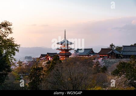 Pagode und Zuigudo der Kiyomizu-dera Tempel, Kyoto, Japan Stockfoto