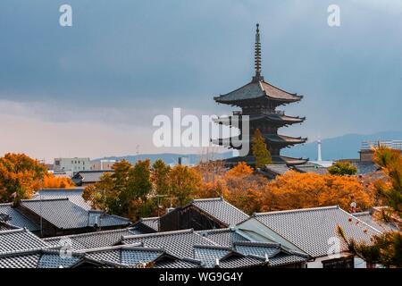 Fünfstöckige Yasaka Pagode des Buddhistischen Hokanji Tempel über die Dächer der Altstadt, Kyoto, Japan Stockfoto