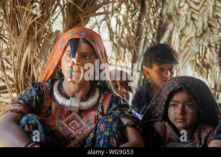 Dhaneta Jat Frau tragen der Nathli Goldenen Ring, Madhari Gruppe, tolle Rann von Kutch, Gujarat, Indien Stockfoto