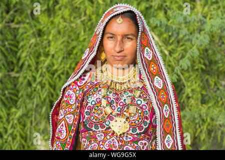 Ahir Frau in traditionelle bunte Kleidung, Porträt, große Rann von Kutch, Gujarat, Indien Stockfoto