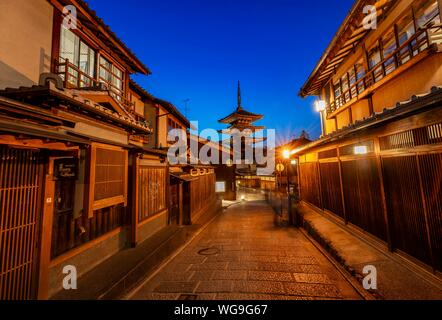 Lane, Yasaka Dori historische Gasse in der Altstadt mit dem traditionellen japanischen Häuser, hintere fünfstöckige Yasaka Pagode des Buddhistischen Hokanji Stockfoto