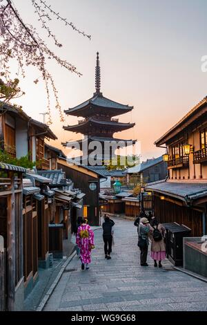 Fußgänger mit Kimono, Yasaka Dori historische Straße in der Altstadt mit dem traditionellen japanischen Häuser, hinter Geschichte Yasaka Pagode der fünf - Stockfoto