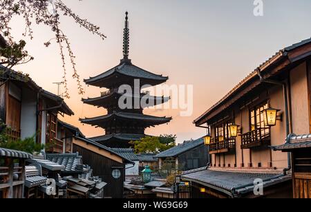 Fünfstöckige Yasaka Pagode des Buddhistischen Hokanji Tempel, Yasaka Dori historische Straße mit historischen japanischen Häuser, Abendstimmung, Kyoto, Japan Stockfoto