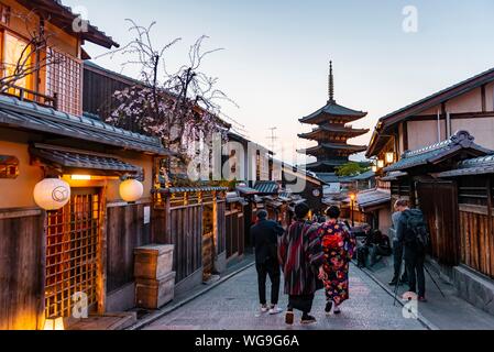 Fußgänger mit Kimono, Yasaka Dori historische Straße in der Altstadt mit dem traditionellen japanischen Häuser, hinter Geschichte Yasaka Pagode der fünf - Stockfoto