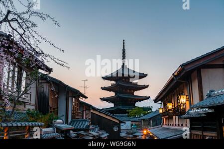 Fünfstöckige Yasaka Pagode des Buddhistischen Hokanji Tempel, Yasaka Dori historische Straße mit historischen japanischen Häuser, Abendstimmung, Kyoto, Japan Stockfoto