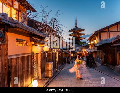 Frau im Kimono in einer Gasse, Yasaka Dori historische Gasse in der Altstadt mit dem traditionellen japanischen Häuser, hinter fünfstöckige Yasaka Pagode des Stockfoto