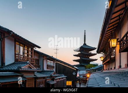 Fünfstöckige Yasaka Pagode des Buddhistischen Hokanji Tempel, Yasaka Dori historische Straße mit historischen japanischen Häuser, Abendstimmung, Kyoto, Japan Stockfoto