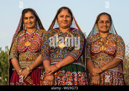 Drei Ahir Frauen in traditionelle bunte Kleidung, große Rann von Kutch, Gujarat, Indien Stockfoto