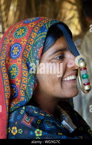 Dhaneta Jat Frau tragen der Nathli Goldenen Ring, Madhari Gruppe, tolle Rann von Kutch, Gujarat, Indien Stockfoto