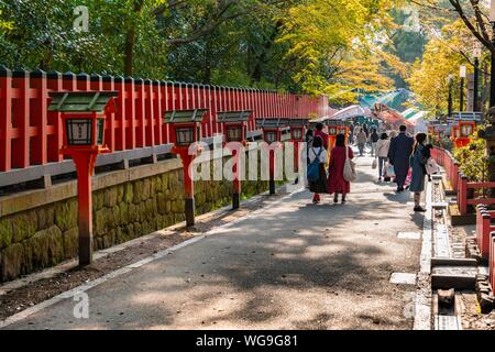 Weise mit roten Laternen im Yasaka Schrein, Kyoto, Japan Stockfoto