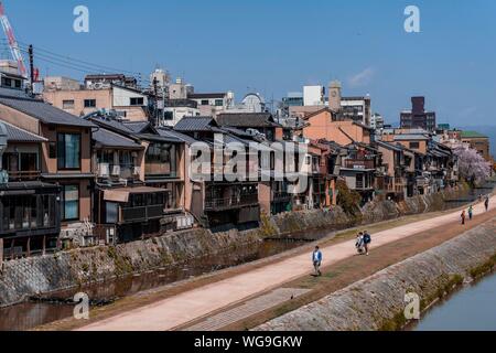 Häuser am Ufer des Fluss Kamo, Kyoto, Japan Stockfoto