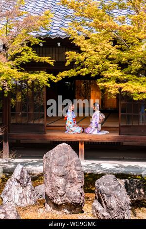 Zwei japanische Frauen gekleidet mit Kimono im Innenhof der O sitzen - shoin, Kennin-ji Tempel, Kyoto, Kyoto, Japan Stockfoto