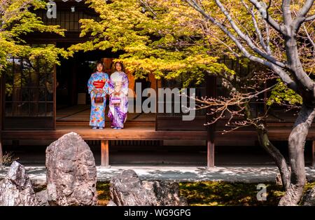 Zwei japanische Frauen gekleidet mit Kimono im Innenhof der O-shoin, Kennin-ji Tempel, Kyoto, Kyoto, Japan Stockfoto