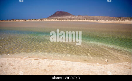 Insel La Graciosa, Teil der Chinijo Archipel, in der Nähe von Lanzarote, seichten Gewässer der Lagune Bahia del Salado Stockfoto