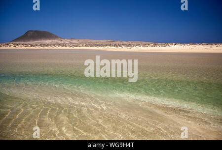 Insel La Graciosa, Teil der Chinijo Archipel, Blick über die flache Lagune Bahia del Salado in Richtung Montana Amarilla, Yellow Mountain Stockfoto