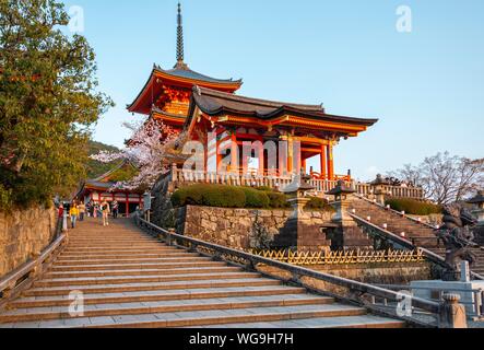 Buddhistische Tempel, westlichen Tor von Kiyomizu-dera Tempel,: Kiyomizu-Tempel, Kyoto, Japan Stockfoto