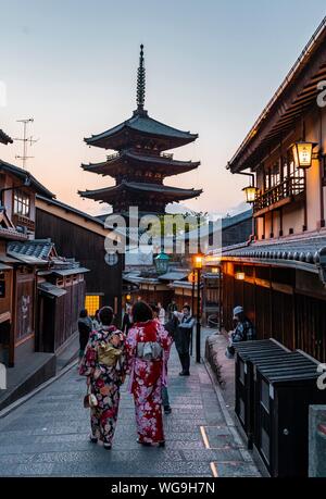 Fußgänger mit Kimono, Yasaka Dori historische Straße in der Altstadt mit dem traditionellen japanischen Häuser, hinter Geschichte Yasaka Pagode der fünf - Stockfoto