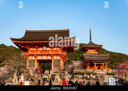 Buddhistische Tempel, westlichen Tor von Kiyomizu-dera Tempel,: Kiyomizu-Tempel, Kyoto, Japan Stockfoto